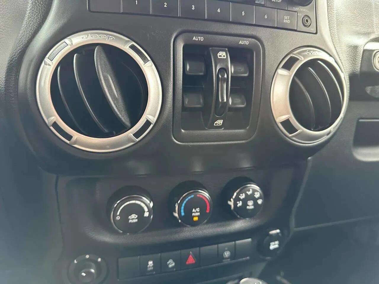 Used 2015 Jeep Wrangler Unlimited Rubicon w/ Dual Top Group AWD/4WD image 30
