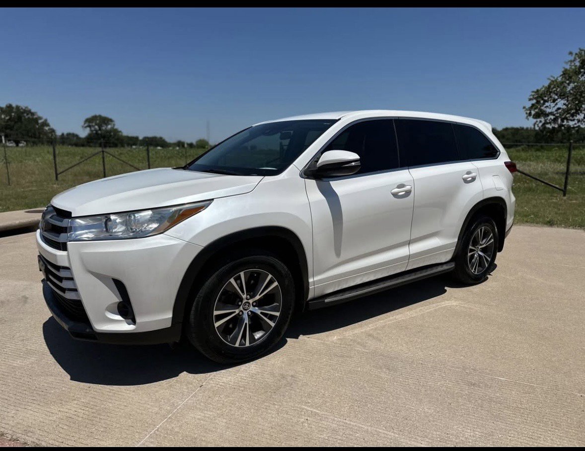 Used 2017 Toyota Highlander LE FWD image 1