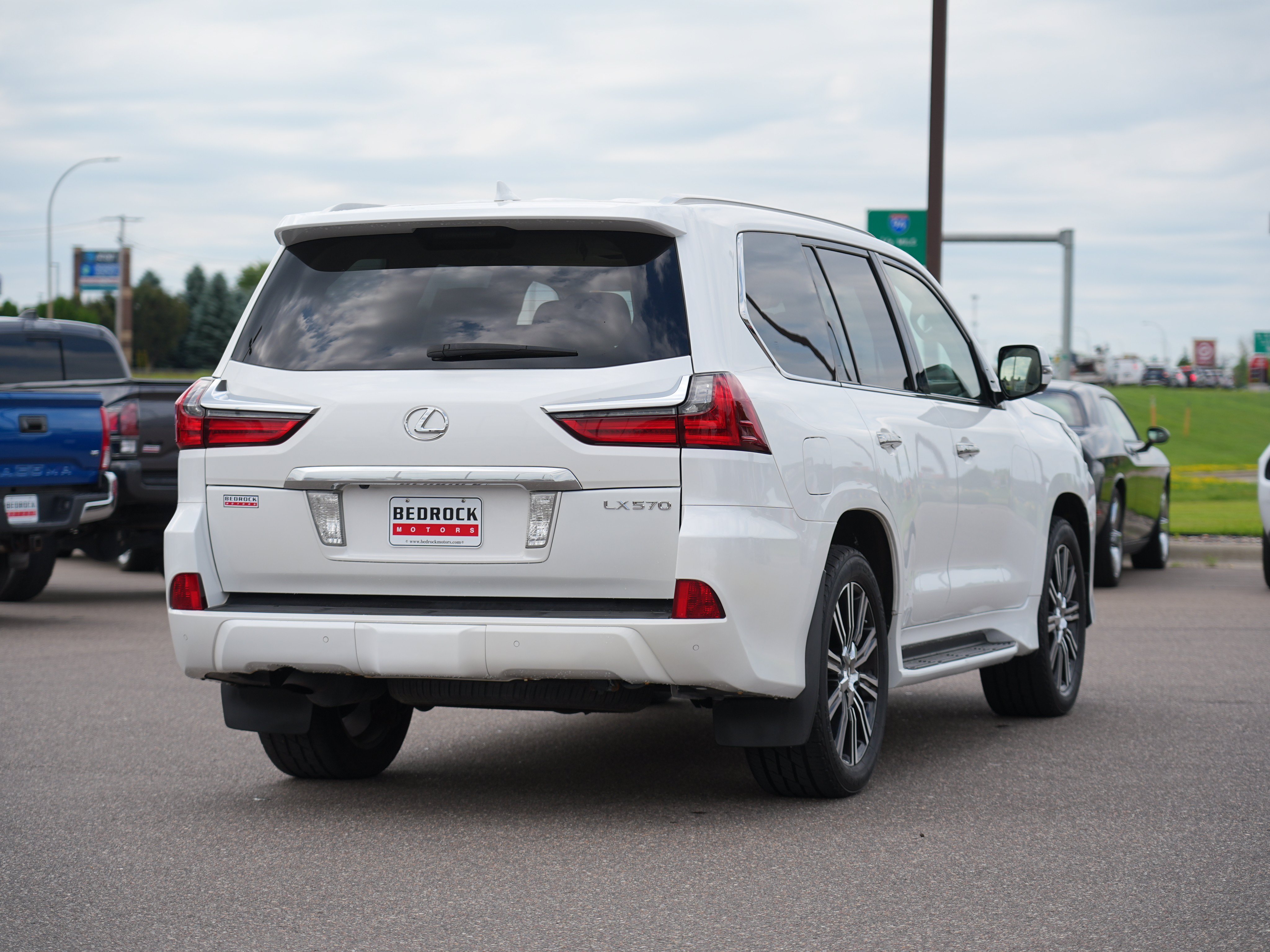 Used 2016 Lexus LX 570 4WD w/ Luxury Package image 3