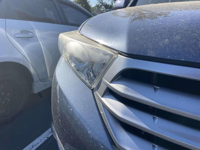 Used 2012 Toyota Highlander SE w/ Tow Pkg FWD image 4