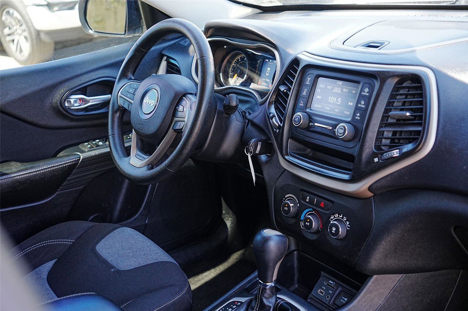 Used 2016 Jeep Cherokee Sport image 32