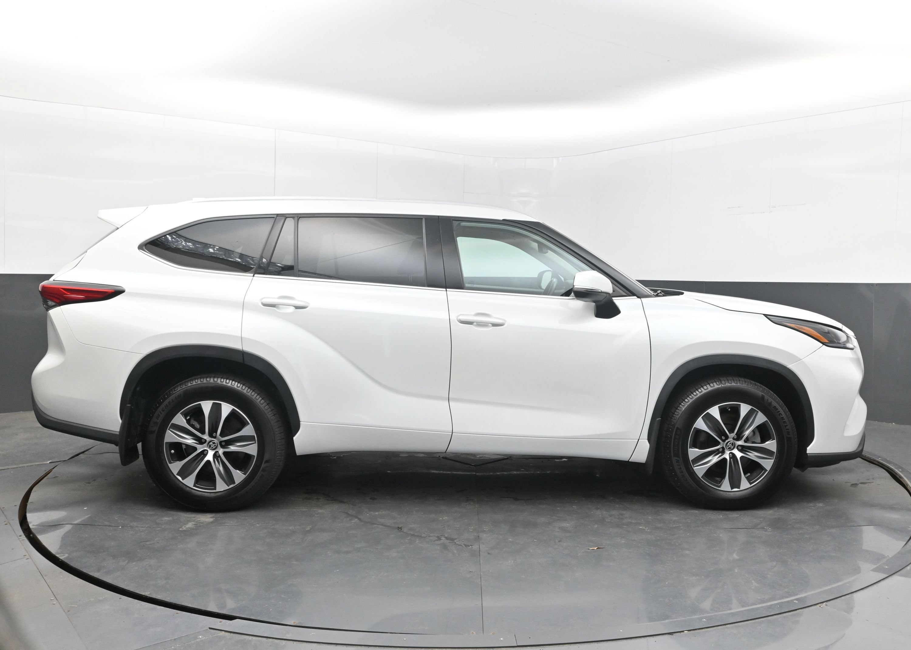 Used 2022 Toyota Highlander XLE AWD/4WD image 10