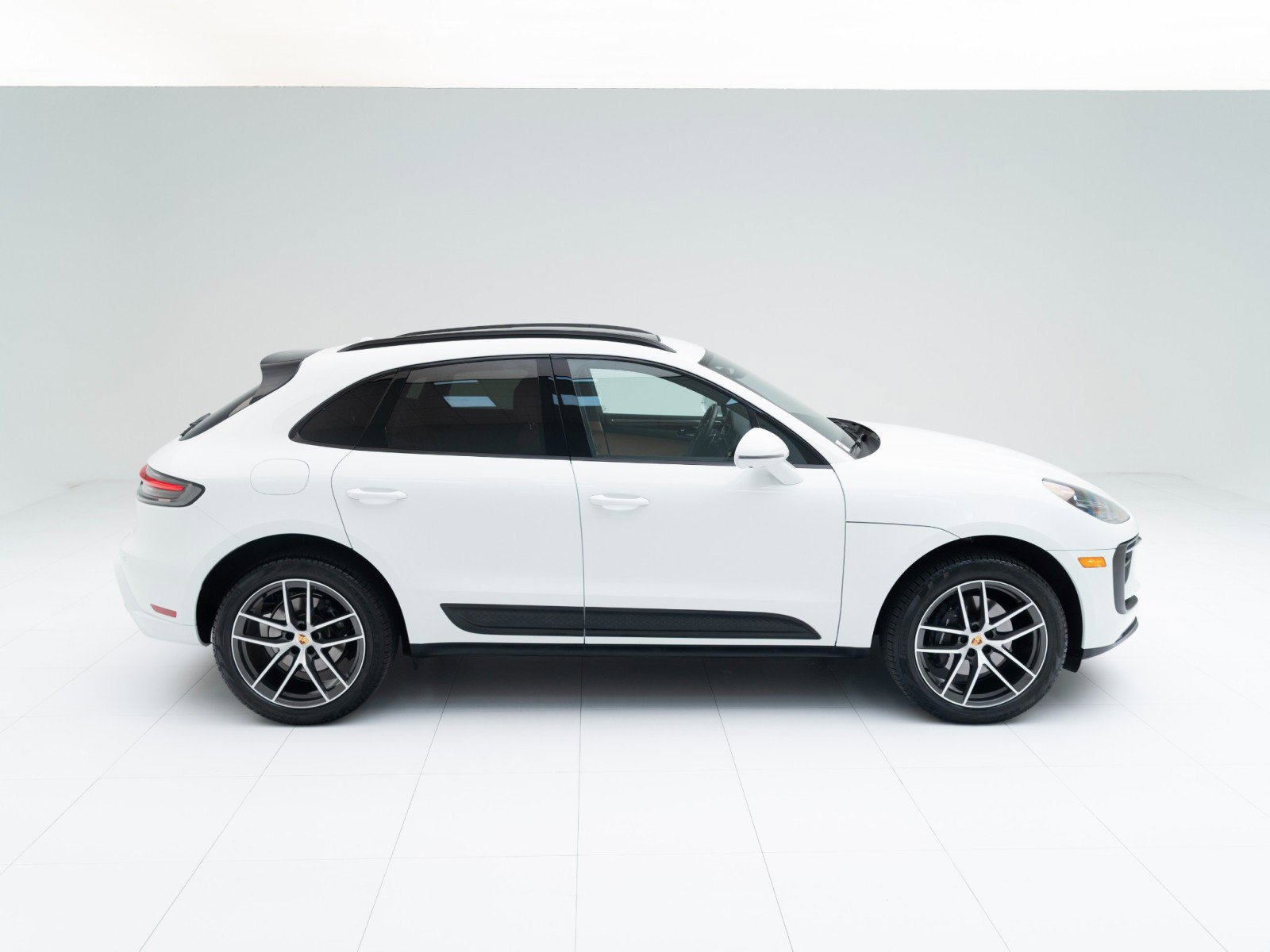 Certified 2025 Porsche Macan image 8