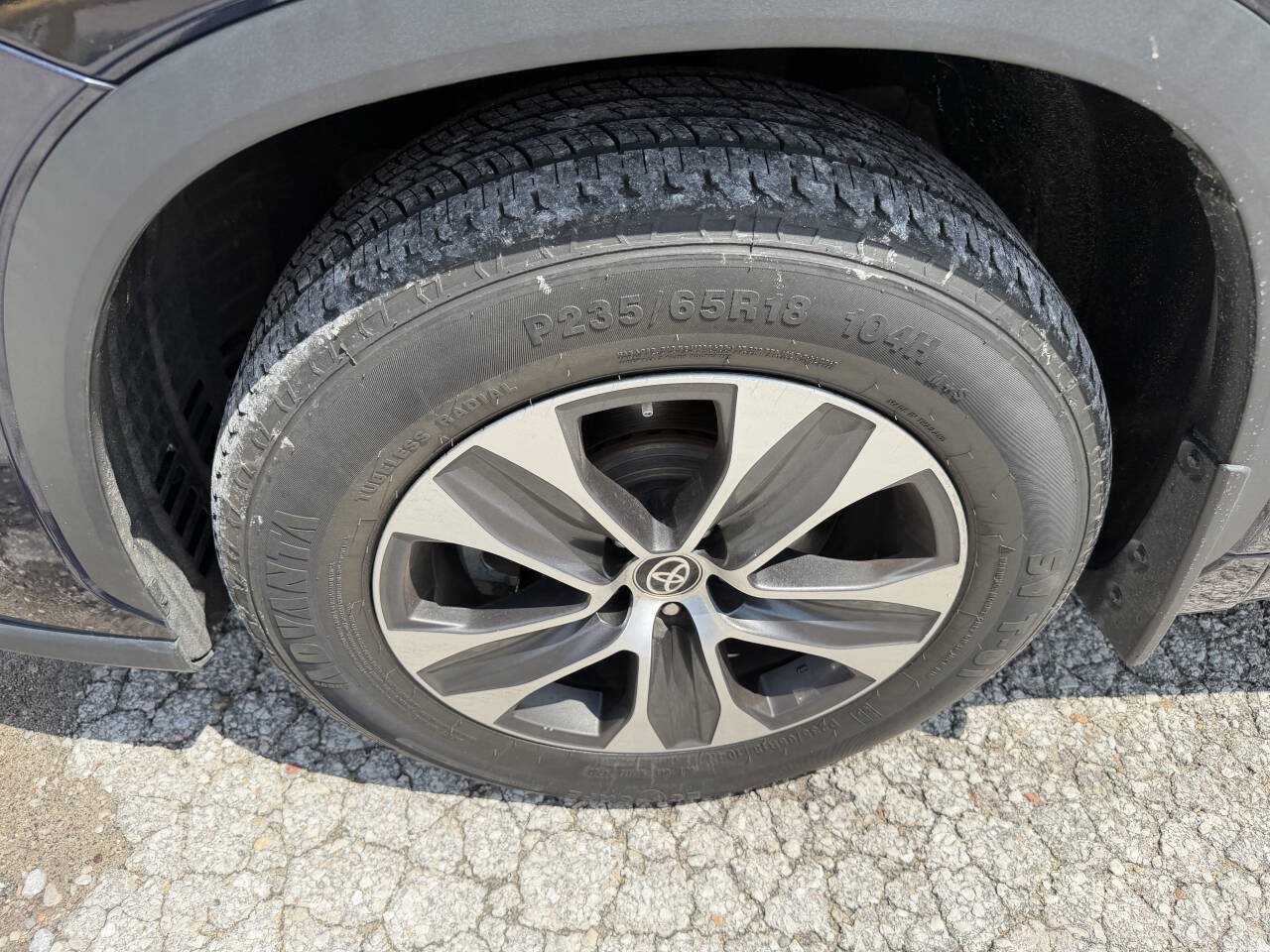 Used 2021 Toyota Highlander XLE AWD/4WD image 9