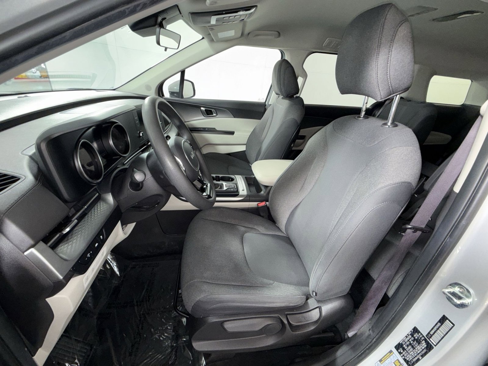 Used 2023 Kia Carnival LX image 13