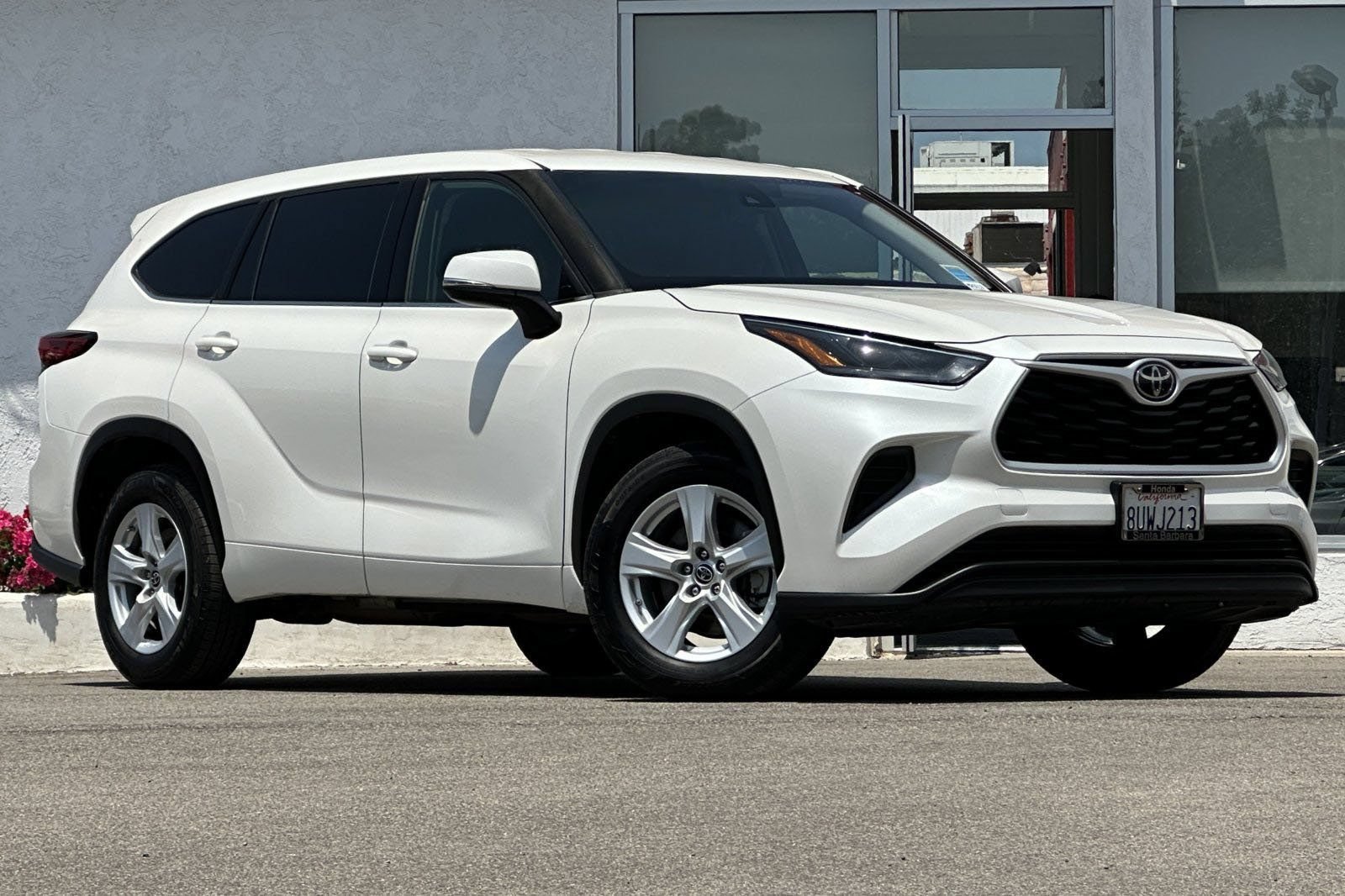 Used 2021 Toyota Highlander L FWD image 1