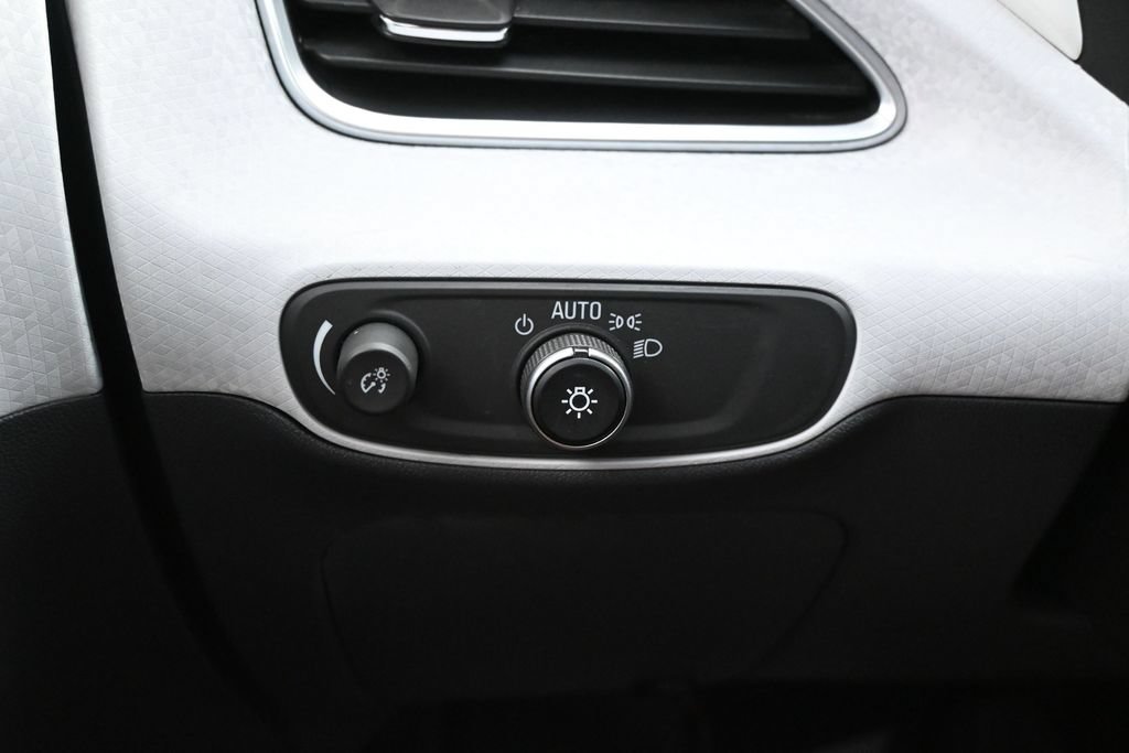 Used 2019 Chevrolet Bolt Premier w/ Infotainment Package FWD image 20