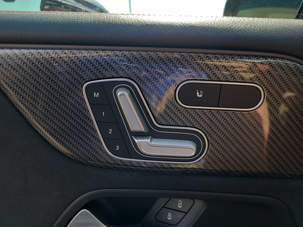 Used 2024 Mercedes-Benz GLB 250 image 32