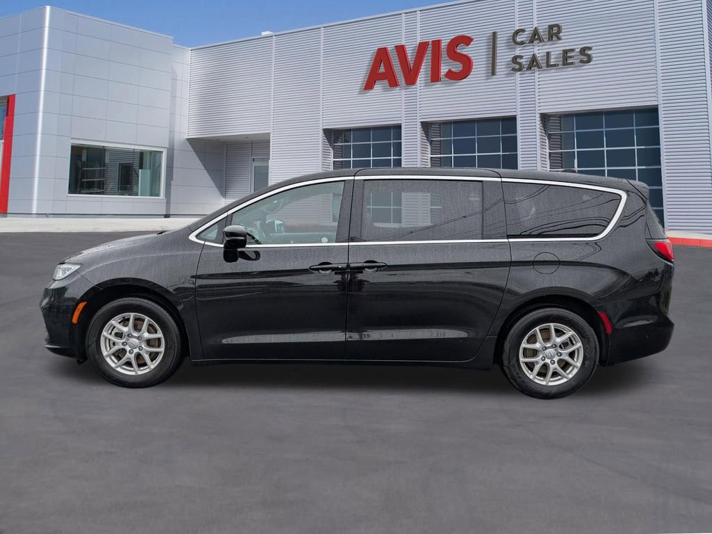 Used 2025 Chrysler Pacifica Select image 10