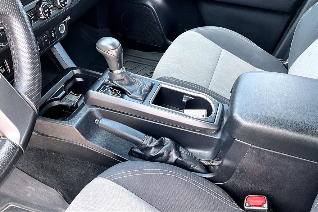 Used 2020 Toyota Tacoma TRD Off-Road w/ Technology Package AWD/4WD image 13