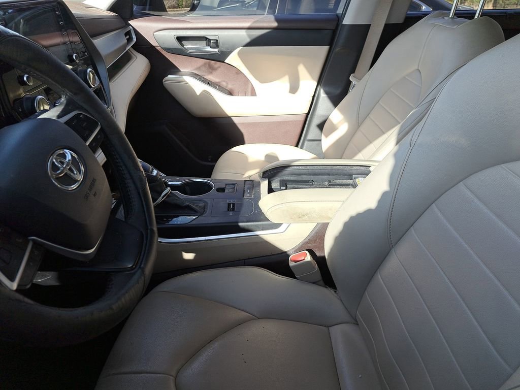 Used 2022 Toyota Highlander XLE image 5
