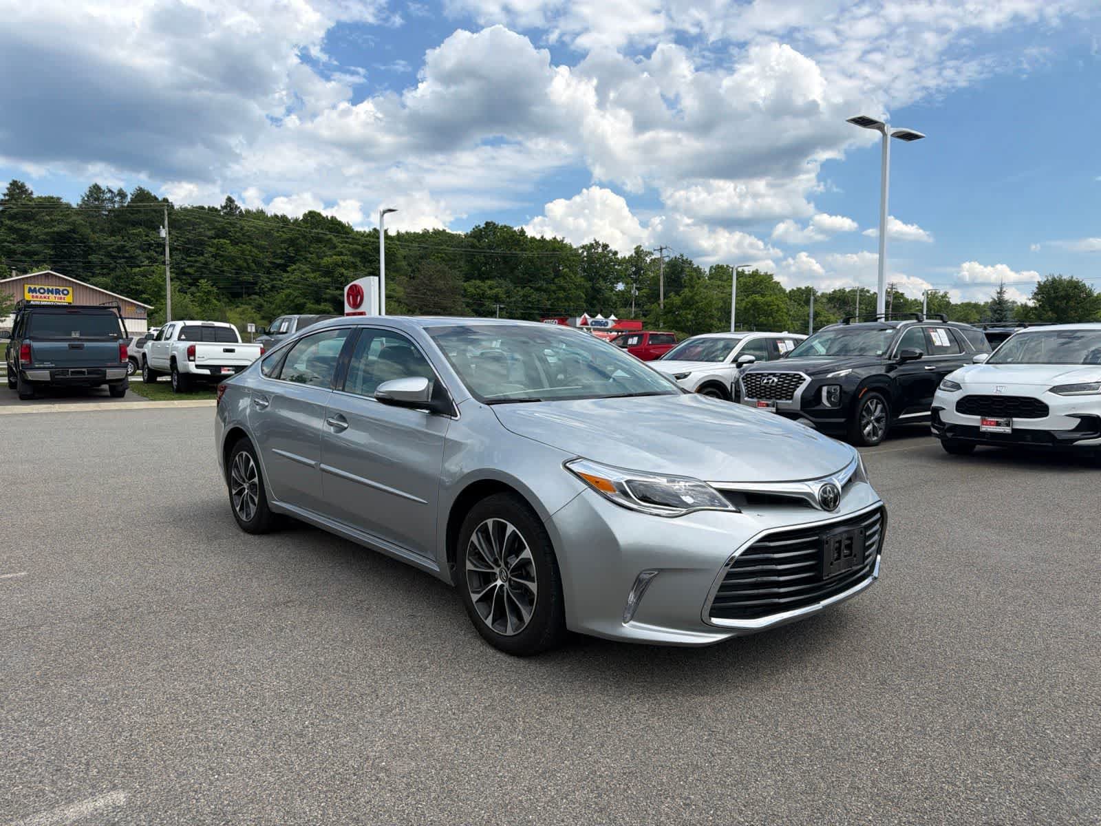 Used 2017 Toyota Avalon XLE Premium FWD image 3