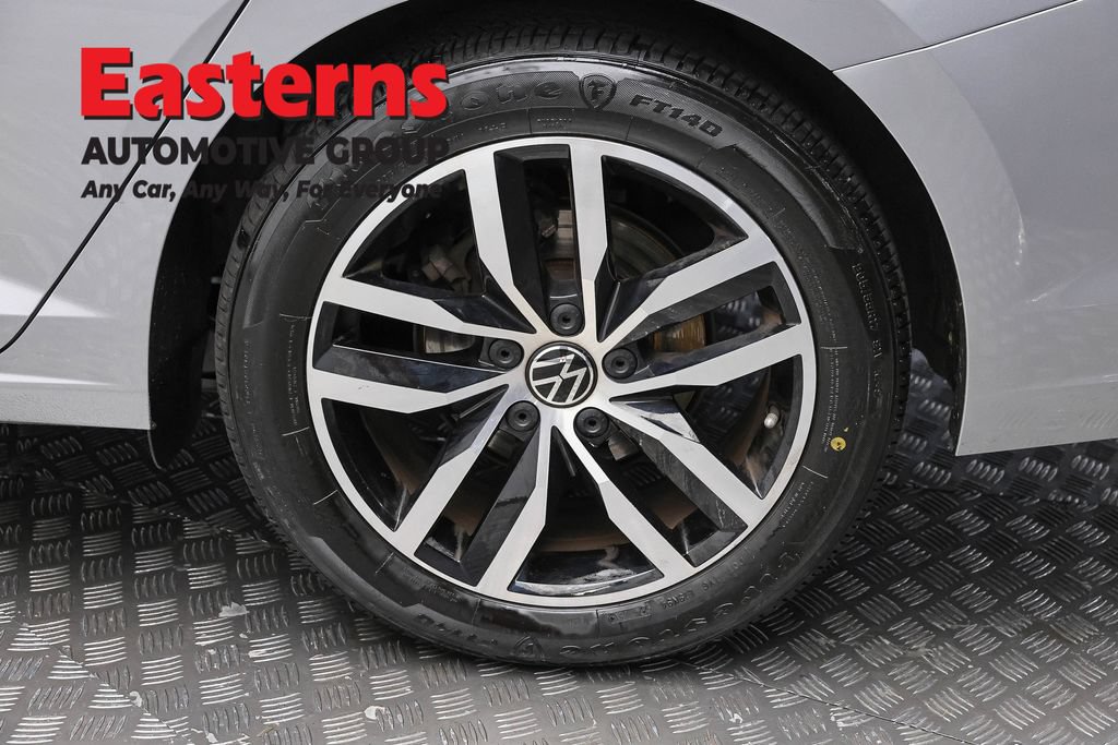 Used 2025 Volkswagen Jetta SE FWD image 8