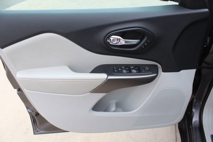 Used 2019 Jeep Cherokee Limited w/ Technology Group image 8