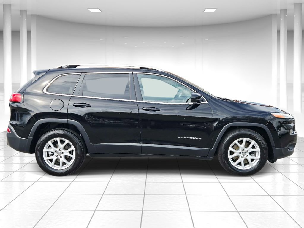 Used 2018 Jeep Cherokee Latitude image 2