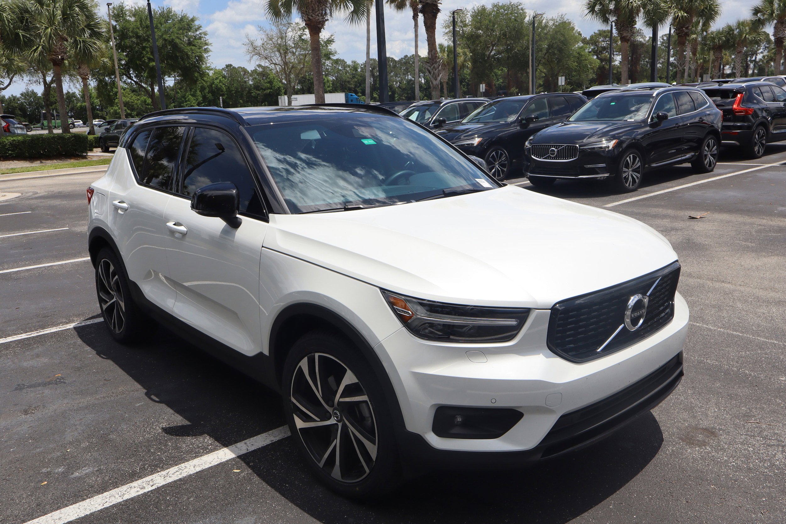 Certified 2022 Volvo XC40 T5 R-Design w/ Climate Package AWD/4WD image 1