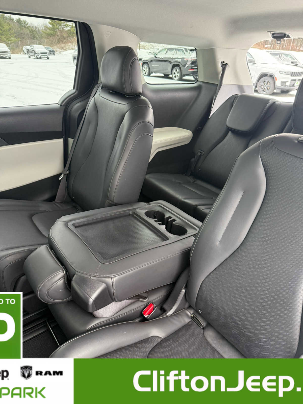 Used 2024 Kia Carnival LX image 23