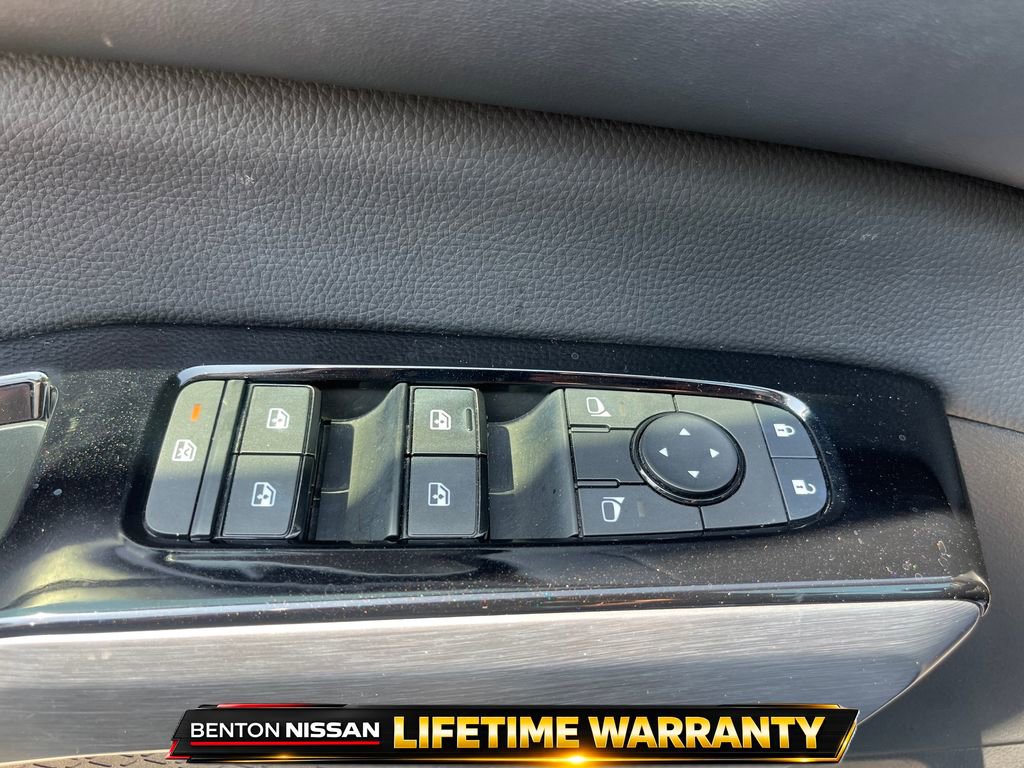 Used 2025 Nissan Pathfinder SL FWD image 12