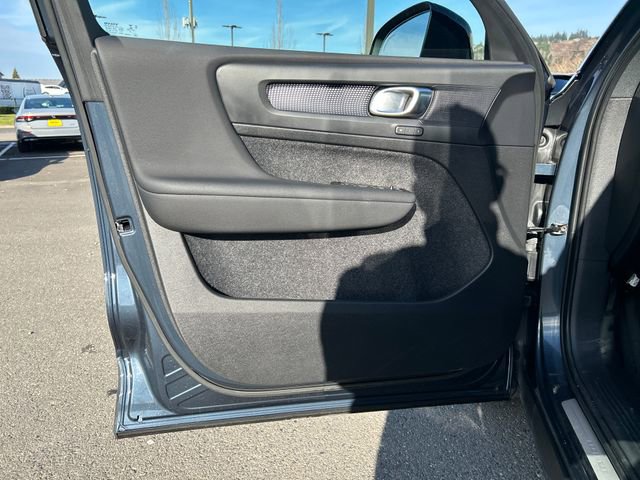 Used 2022 Volvo XC40 P8 Recharge Plus image 18