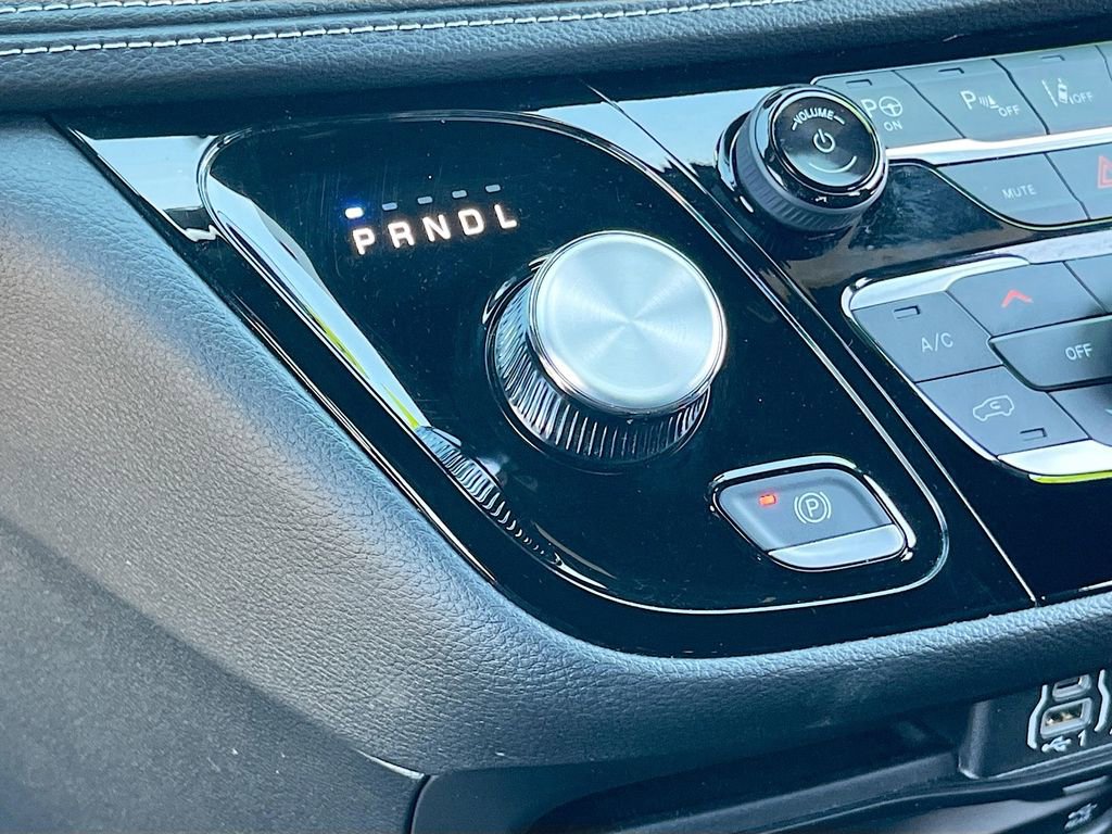 Certified 2025 Chrysler Pacifica Select w/ Uconnect Theater Family Group image 17