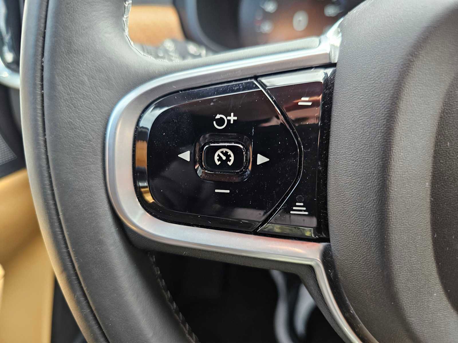 Used 2017 Volvo S90 T6 Inscription w/ Vision Package image 34