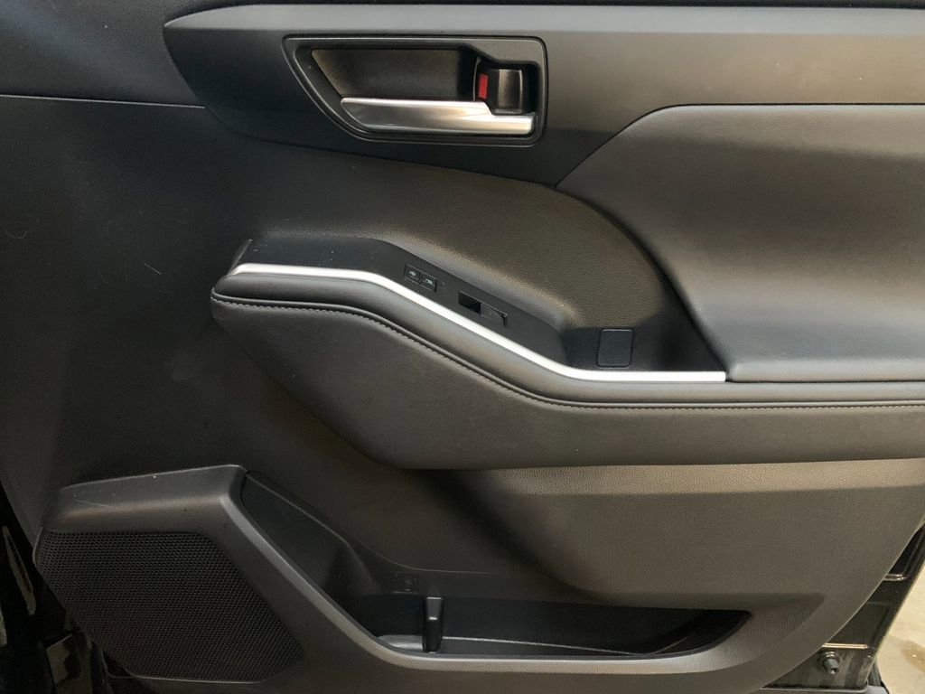 Used 2023 Toyota Highlander XLE image 22