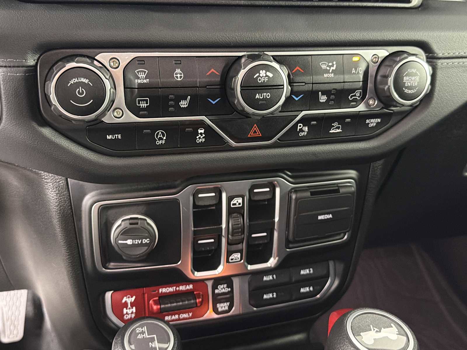 Used 2024 Jeep Wrangler Unlimited Rubicon w/ Technology Group image 29