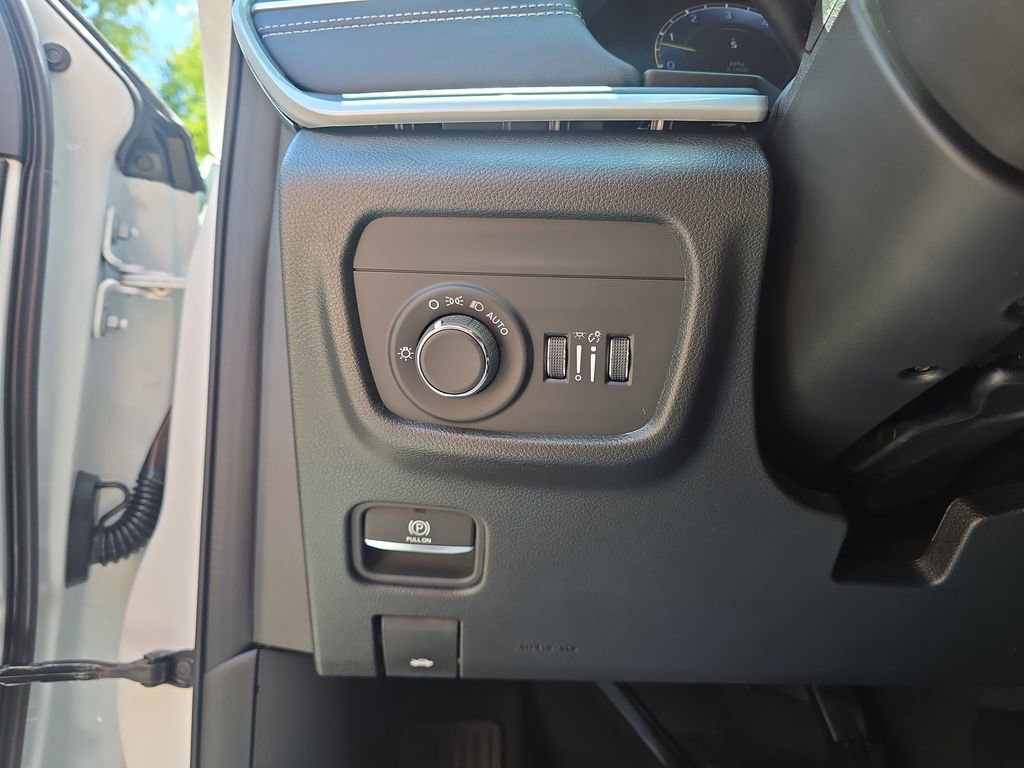 New 2025 Jeep Grand Cherokee Laredo X w/ Luxury Tech Group I image 14