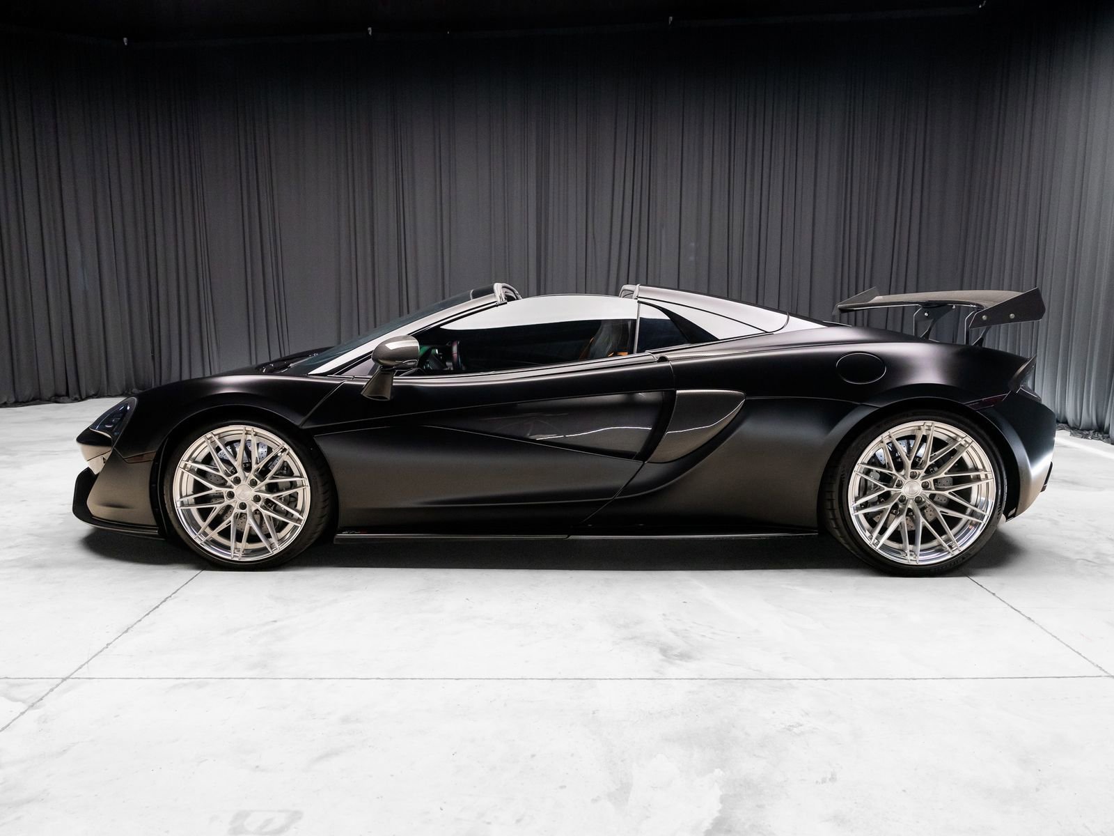 Used 2018 McLaren 570S Spider RWD image 21