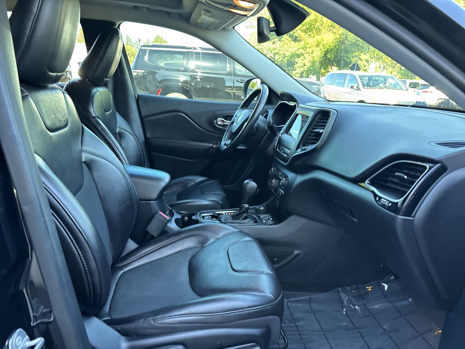 Used 2019 Jeep Cherokee Latitude Plus AWD/4WD image 4