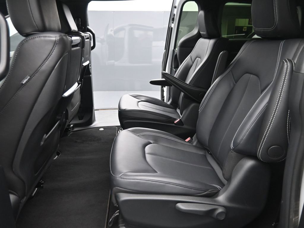 Used 2025 Chrysler Pacifica Select w/ Uconnect Theater Family Group image 13