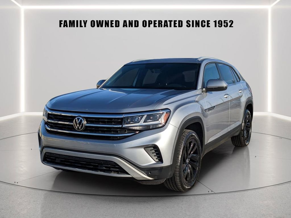 Used 2022 Volkswagen Atlas Cross Sport SE w/ Panoramic Sunroof Package FWD image 2