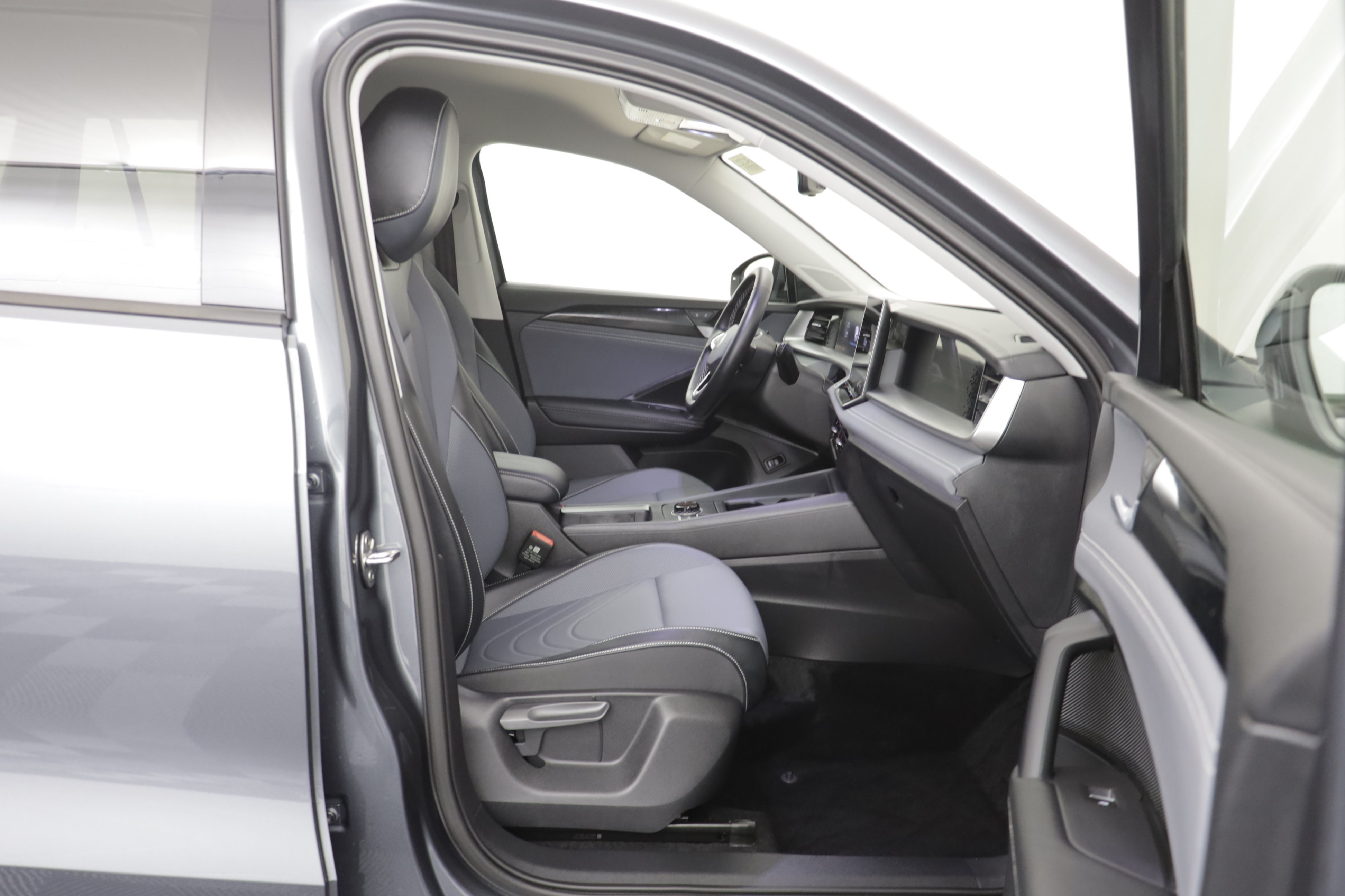 Used 2026 Volkswagen Tiguan SE AWD/4WD image 18