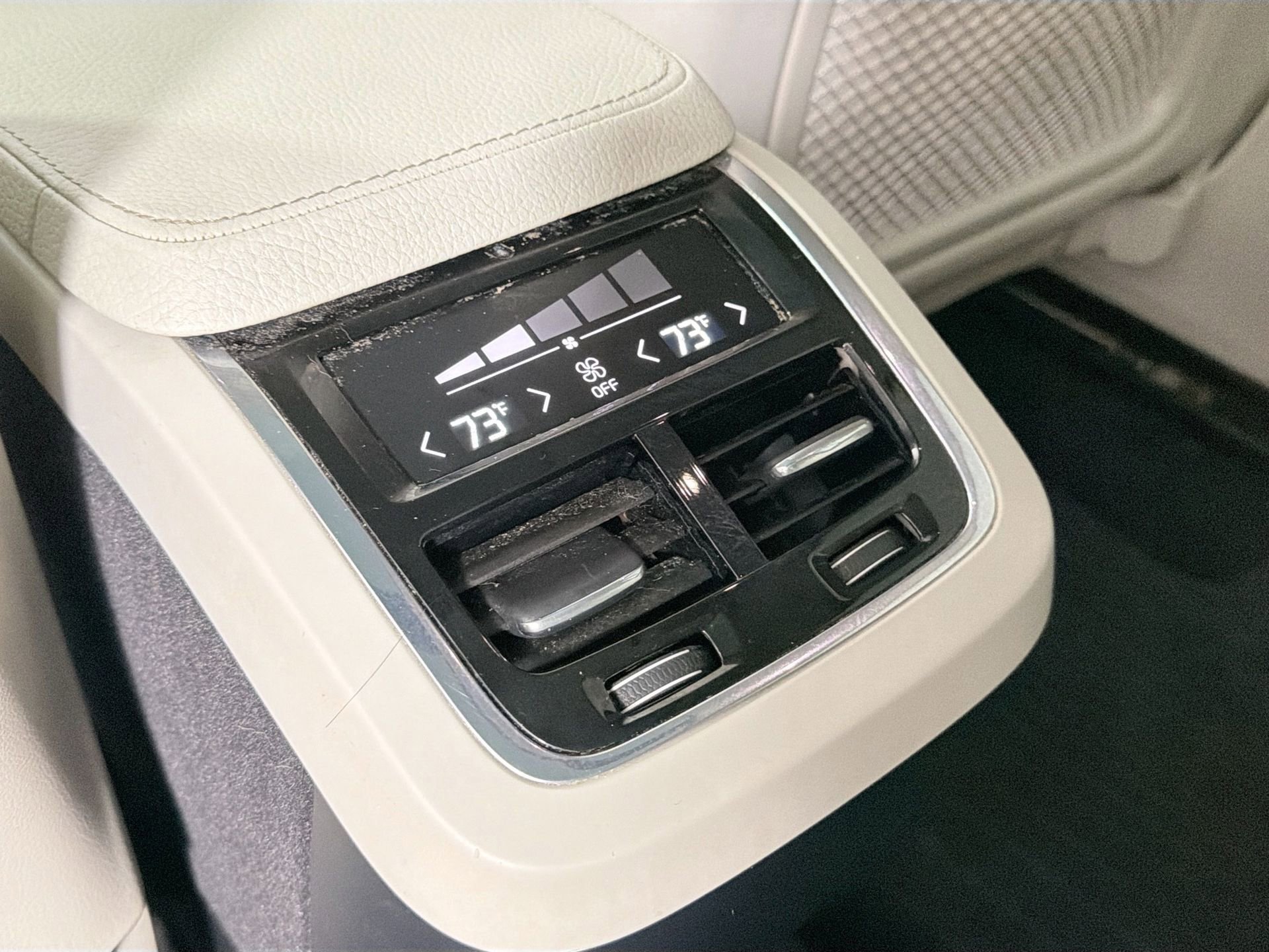 Used 2017 Volvo XC90 T6 Momentum w/ Vision Package image 26