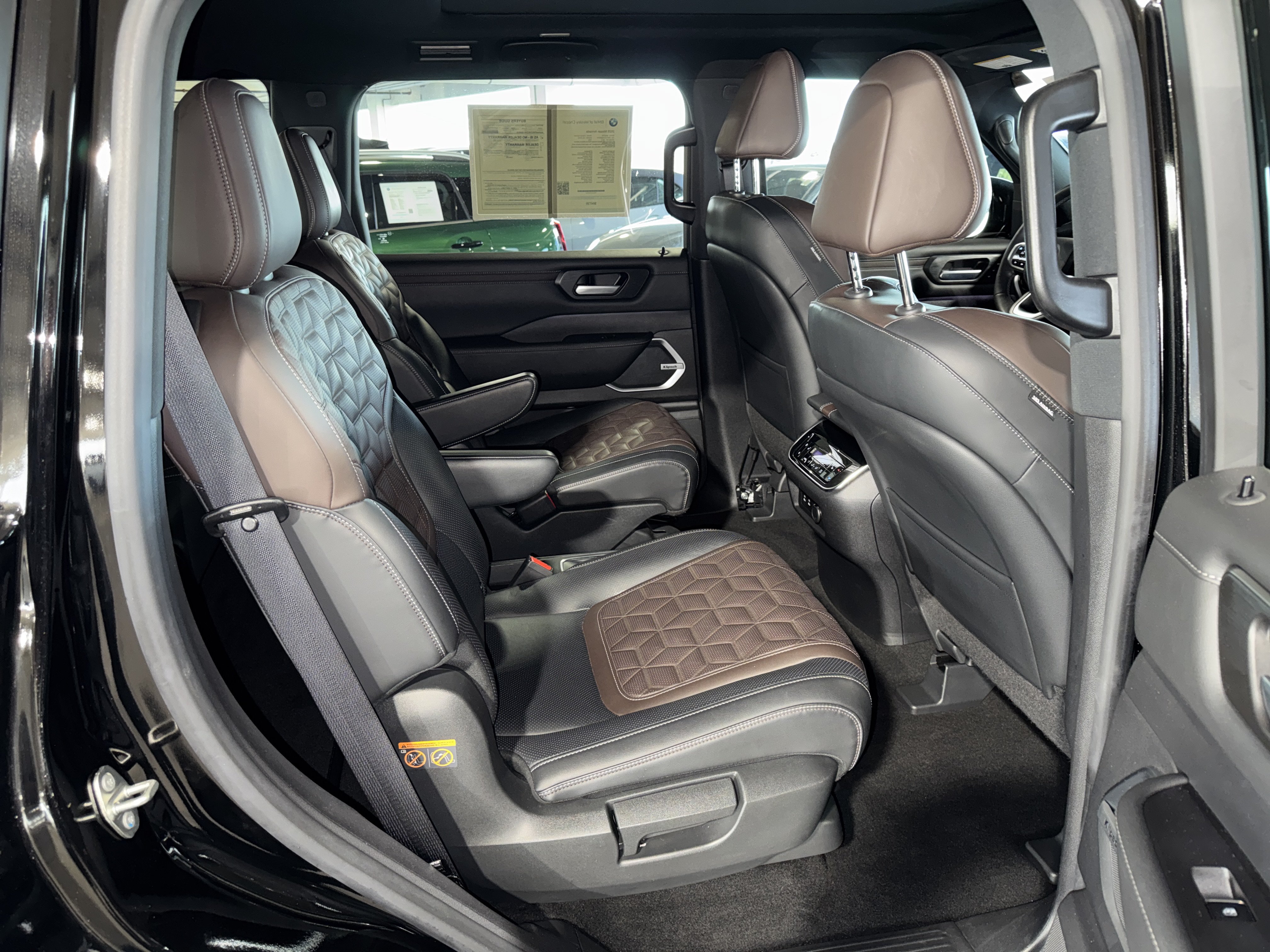 Used 2025 Nissan Armada Platinum Reserve RWD image 14