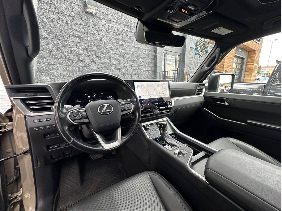 Used 2025 Lexus GX 550 AWD/4WD image 2