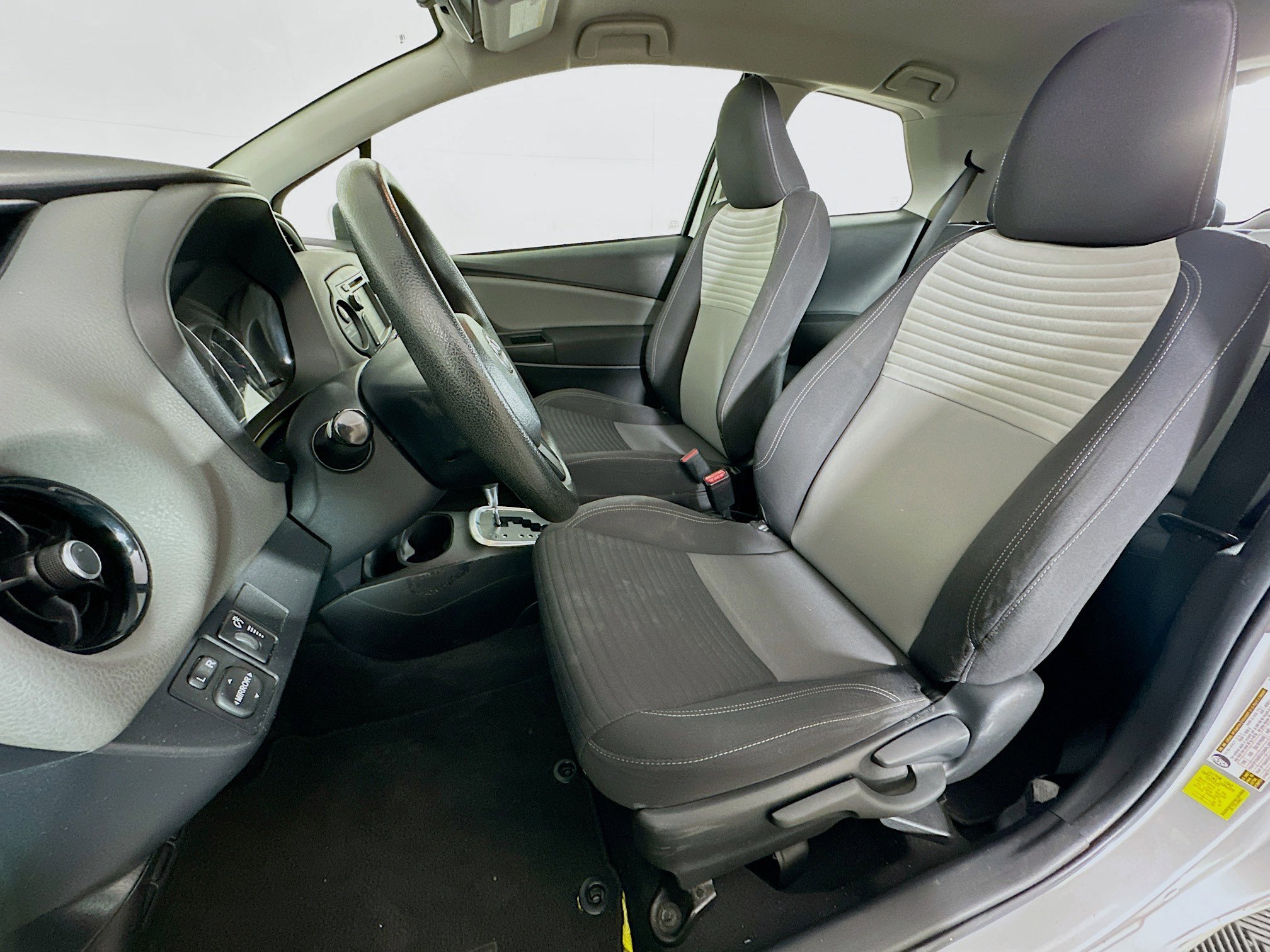 Used 2018 Toyota Yaris LE w/ Carpet Mat Package FWD image 13