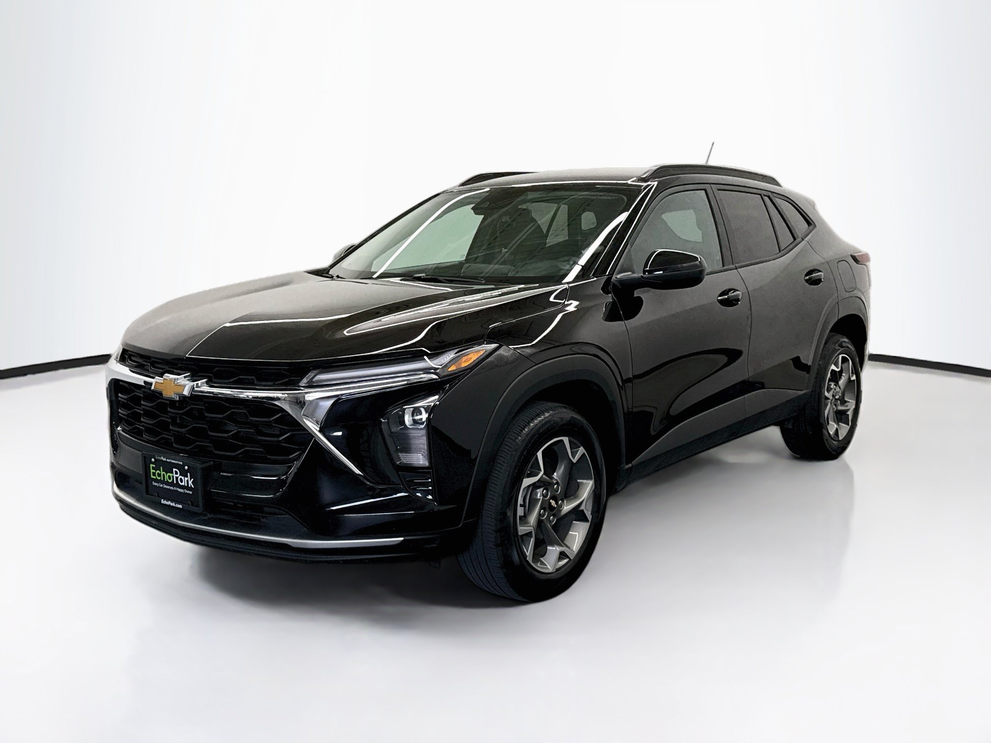 Used 2025 Chevrolet Trax LT FWD image 3