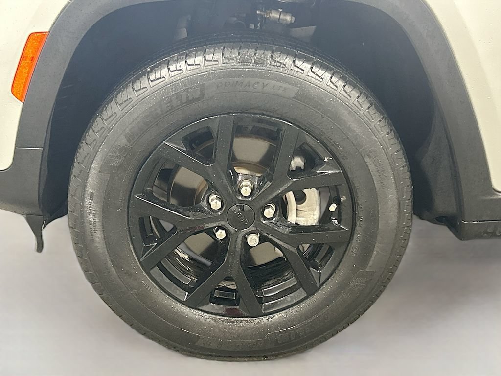 Used 2025 Jeep Grand Cherokee Altitude RWD image 30
