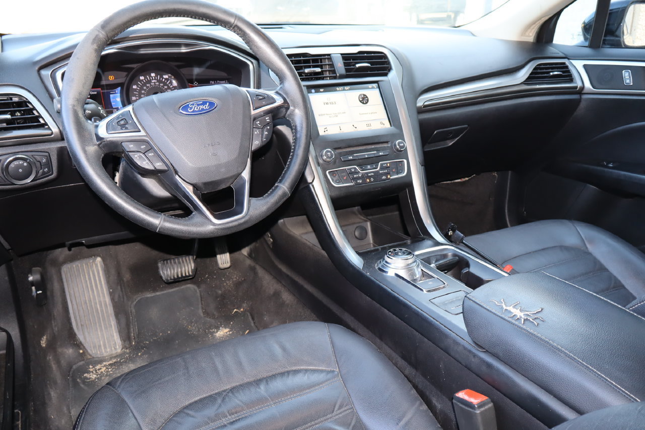 Used 2017 Ford Fusion SE w/ Fusion SE Technology Package FWD image 4