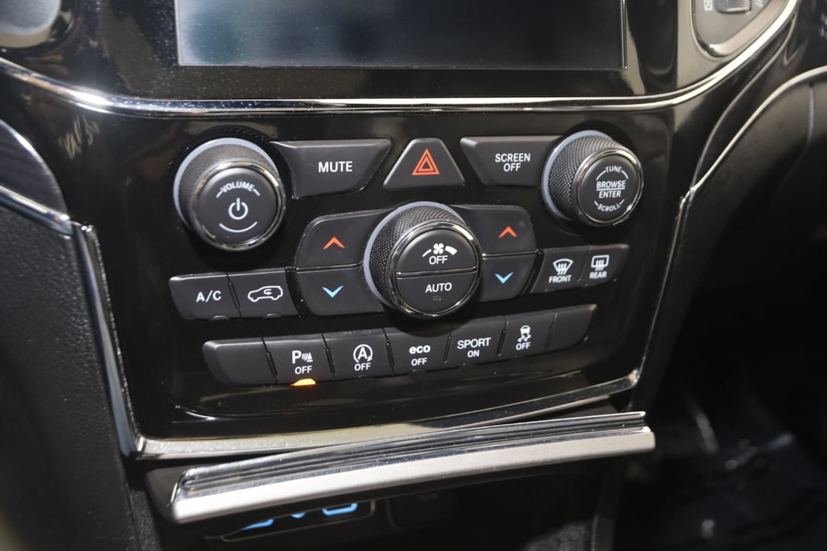 Used 2021 Jeep Grand Cherokee Overland AWD/4WD image 30