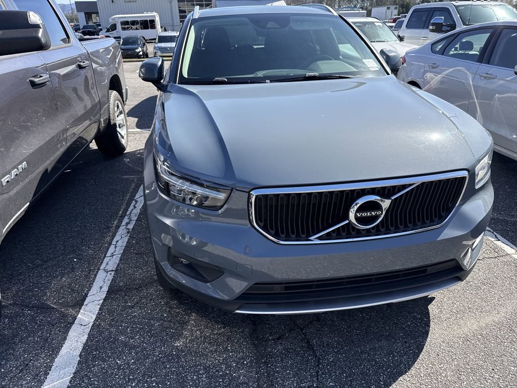 Used 2021 Volvo XC40 T5 Momentum w/ Premium Package image 3