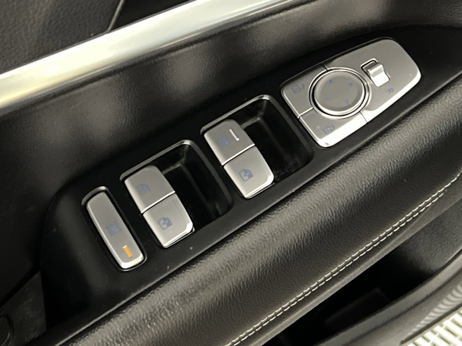 Used 2023 Genesis G70 2.0T image 13