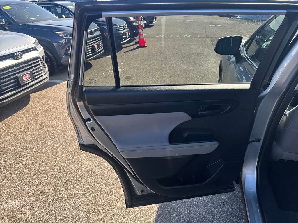 Used 2021 Toyota Highlander LE image 40