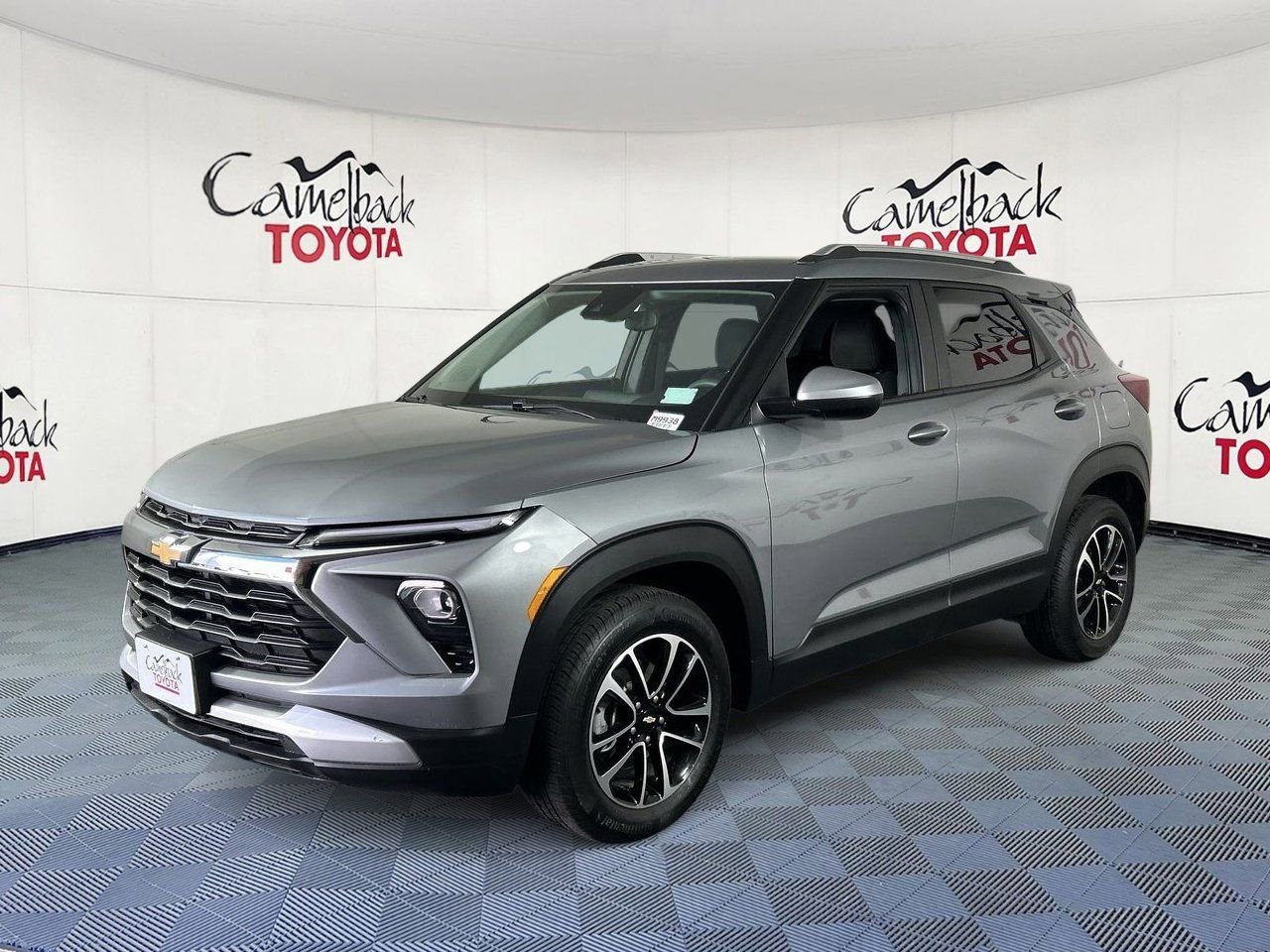 Used 2025 Chevrolet TrailBlazer LT FWD image 2