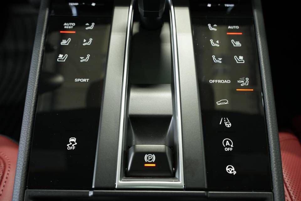 Certified 2025 Porsche Macan AWD/4WD image 22