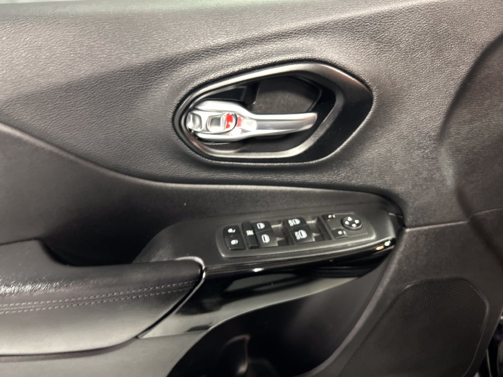 Used 2021 Jeep Cherokee Latitude Plus AWD/4WD image 14