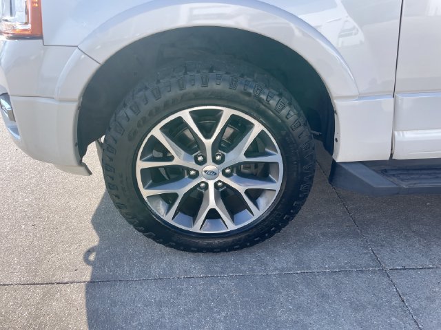 Used 2017 Ford Expedition XLT w/ Equipment Group 202A AWD/4WD image 30