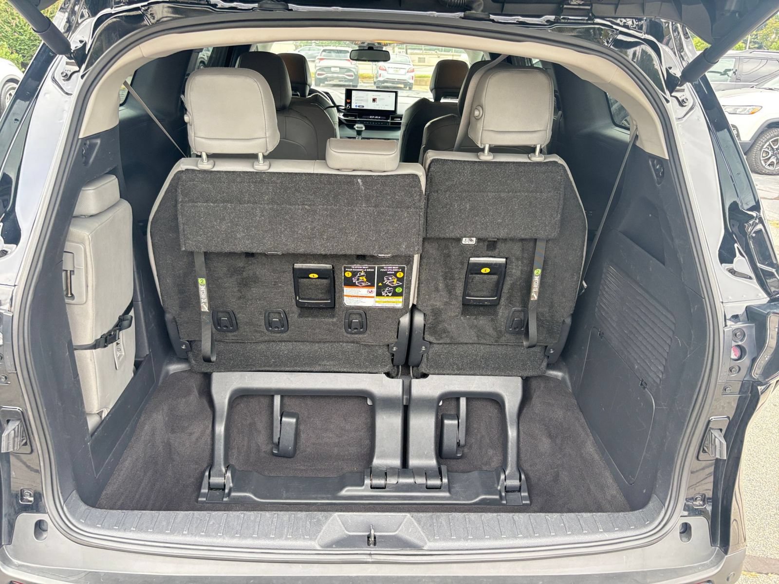 Used 2025 Toyota Sienna XLE FWD image 33