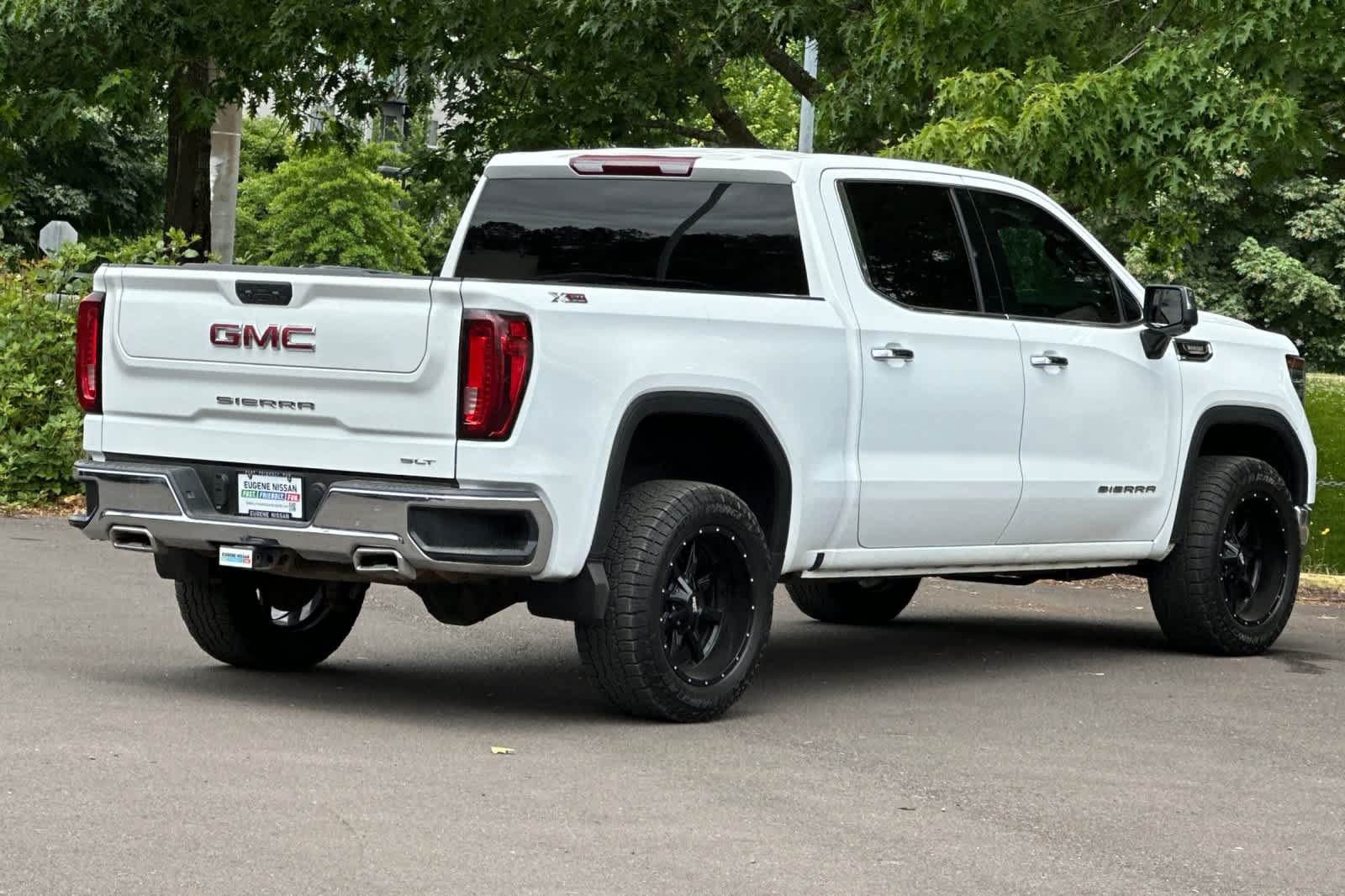 Used 2022 GMC Sierra 1500 SLT w/ X31 Off-Road Package AWD/4WD image 2